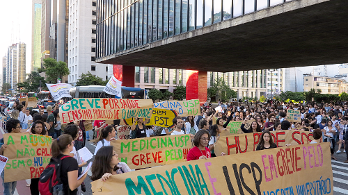 Estudantes de Medicina e Enfermagem entram em greve por contratações no HU