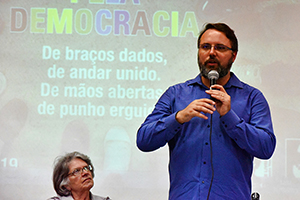 Daniel Cara, sociólogo, e Lisete Arelaro, professora da FE