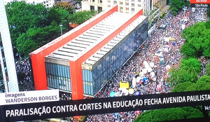 Protesto “15M” fecha a Avenida Paulista. E chefe da Casa Civil alega que suposto recuo no corte de verbas foi apenas “confusão” de deputados governistas