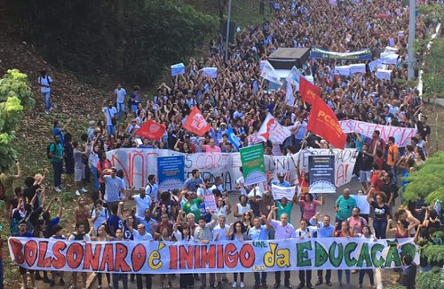 Universidades federais reagem ao bloqueio de verbas, e estudantes mobilizam-se contra o MEC e Bolsonaro