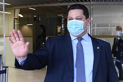 Bolsonaro revoga MP 979, que permitia ao ministro Weintraub nomear interventores nas universidades federais
