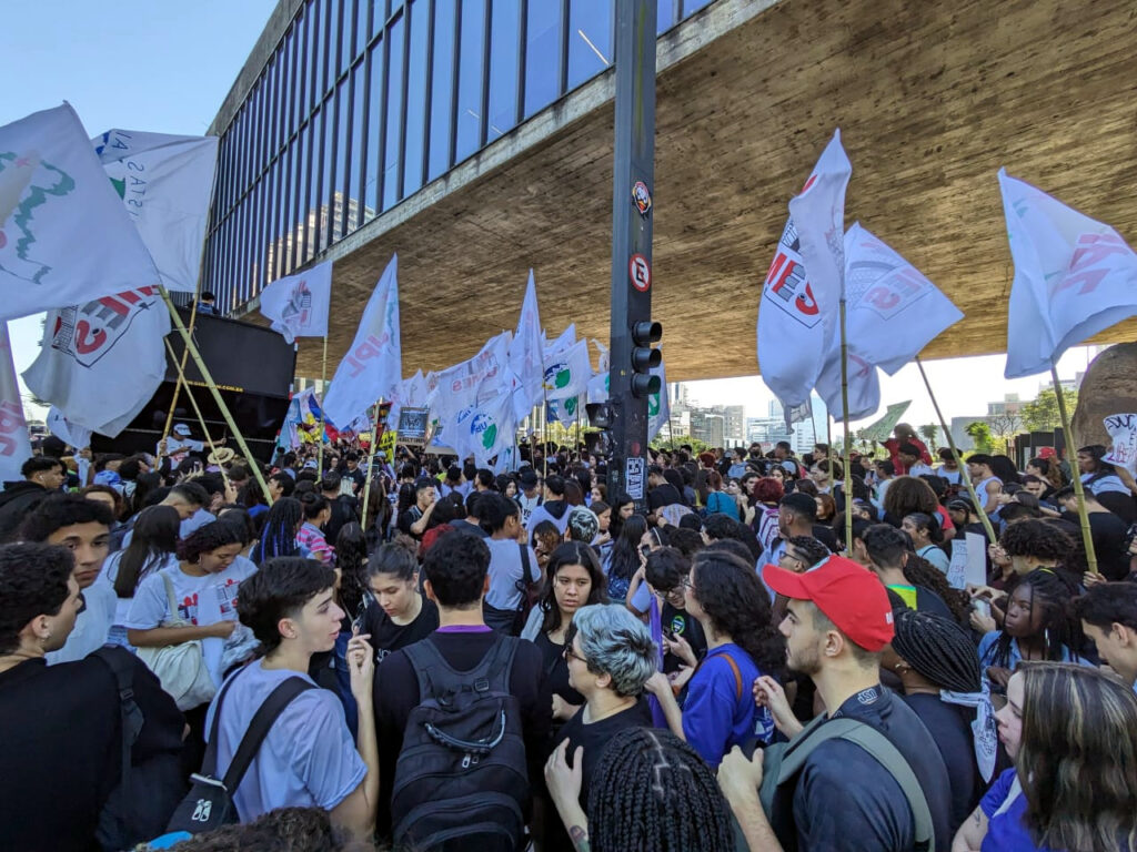 Protesto estudantil no MASP pede revogação imediata do “Novo Ensino Médio” e de cortes no orçamento da MEC