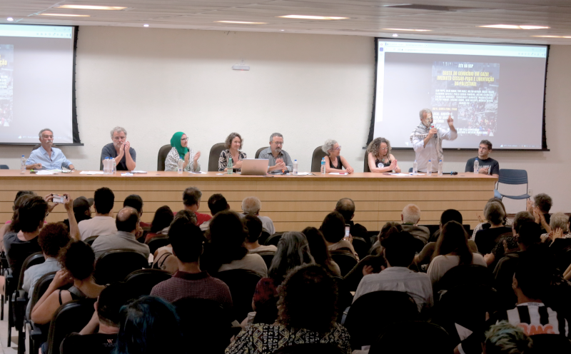 Apesar de diferenças, ato de apoio à Palestina na FFLCH uniu intelectuais e ativistas em defesa do cessar-fogo e na condenação ao genocídio cometido por Israel