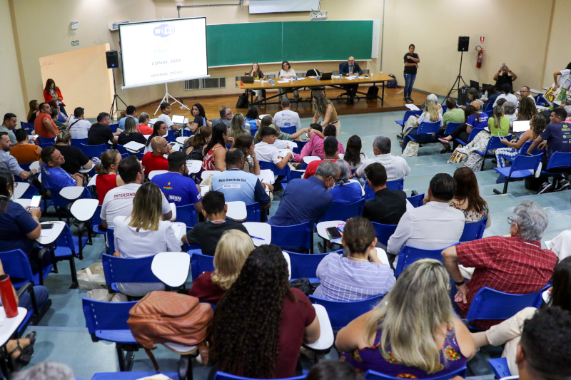 Conferência Nacional da Educação aprova revogação do “Novo Ensino Médio” e recebe ministro Camilo Santana ao som de “Fora, Lemann”
