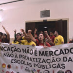 Protesto de estudantes e sindicalistas em audiência pública na Seduc, realizada em 26/9, contesta plano de Tarcísio de privatizar a gestão de escolas da rede