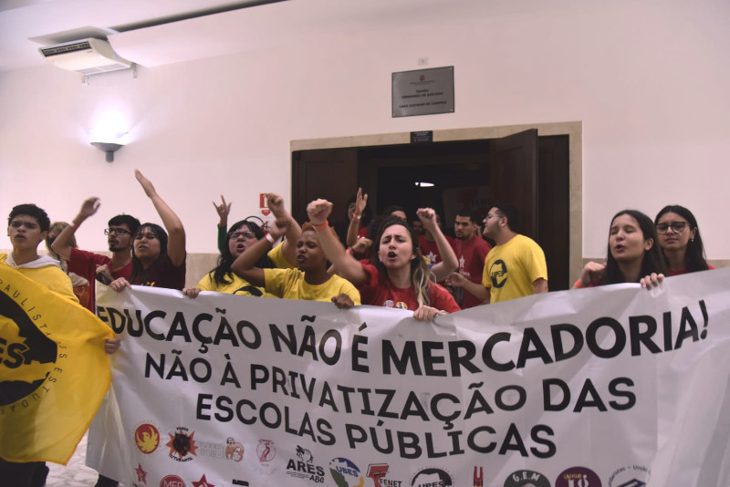 Protesto de estudantes e sindicalistas em audiência pública na Seduc, realizada em 26/9, contesta plano de Tarcísio de privatizar a gestão de escolas da rede