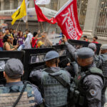 Polícia Militar dispersa protesto na Bolsa de Valores com bombas de gás, <em>spray</em> de pimenta e cassetetes; Tarcísio consegue leiloar segundo lote de escolas