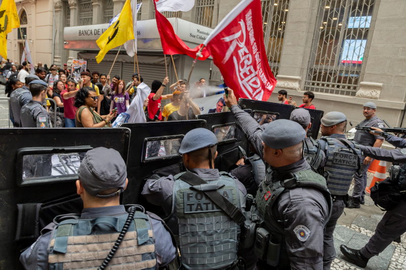 Polícia Militar dispersa protesto na Bolsa de Valores com bombas de gás, <em>spray</em> de pimenta e cassetetes; Tarcísio consegue leiloar segundo lote de escolas