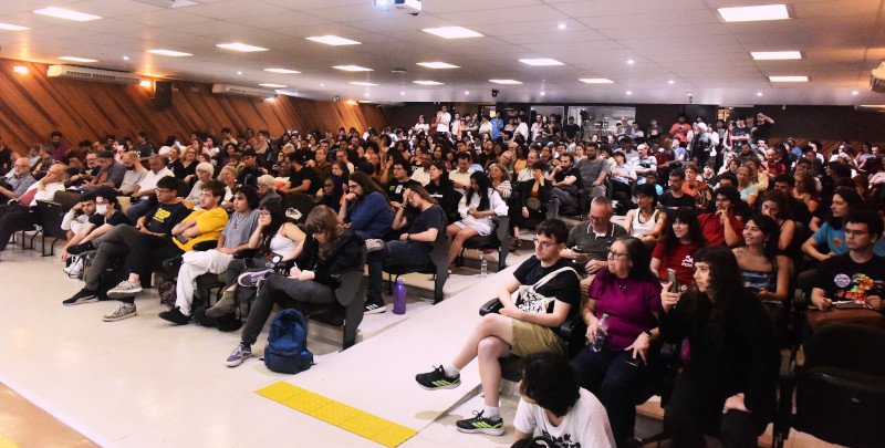 Centenas reuniram-se na FFLCH para organizar resposta a agressões da extrema-direita; Adusp, Sintusp e DCE comparecem e prestam solidariedade; grande ato público é convocado para 2 de outubro