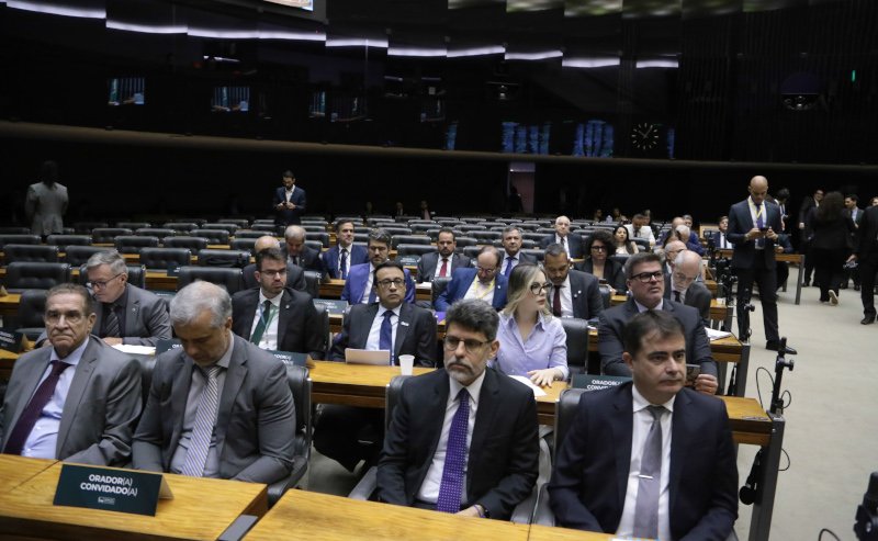 Na Câmara dos Deputados, GT da reforma administrativa prepara-se para apresentar propostas; medidas atacam estabilidade, regimes estatutários e carreira, denuncia Andes-SN