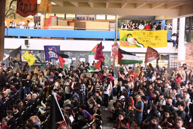 Ato público manifesta forte apoio à FFLCH contra ataques da extrema-direita e cobra ações da Reitoria e do poder público para responsabilizar os agressores