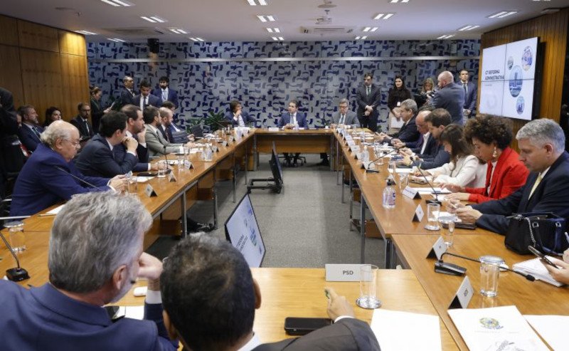 GT da Câmara dos Deputados oficializa proposta de reforma administrativa reducionista, que institui “avaliação de desempenho” e no mínimo 20 níveis de progressão na carreira