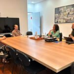 Em reunião com a Adusp, chapa “USP Novo Tempo” promete, caso eleita, manter diálogo permanente; fala em “reavivar a Assembleia Universitária”; e alega que “fundações são necessárias frente à grande dificuldade que tem a universidade de fazer seus gastos”