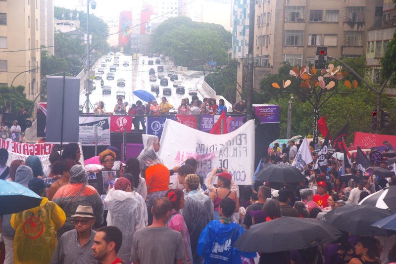 Apesar da chuva torrencial, mulheres saíram às ruas de São Paulo contra feminicídio, fascismo e imperialismo, e para exigir democracia e igualdade de gêneros