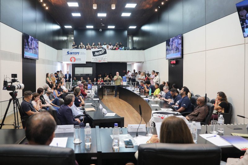 Servidores(as) do Centro Paula Souza denunciam precarização das condições de trabalho e “reforma da carreira” proposta pelo governo Tarcísio, que “vem para cassar direitos”