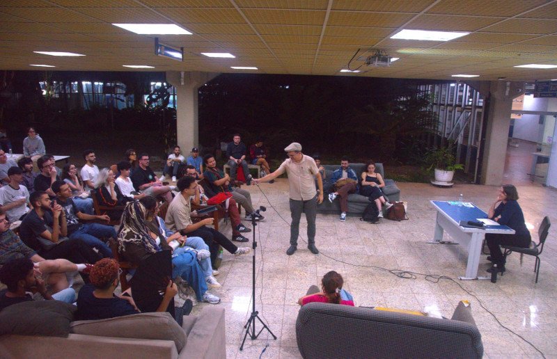 “USP tem que servir para pensar como superar a condição periférica. Tem que produzir pensamento crítico”, sustenta professor em atividade de apoio à greve discente