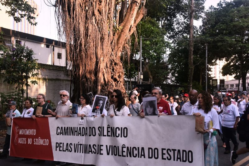 No último domingo, “Caminhada do Silêncio” reuniu familiares de vítimas da Ditadura Militar e de crimes posteriores cometidos pela PM; docentes da USP participaram da manifestação