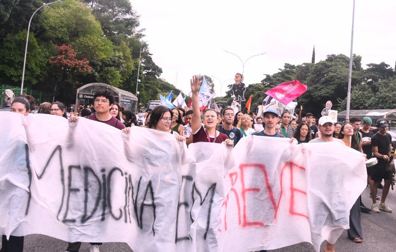 Diretoria da FMUSP aceita cortar mil vagas (50%) do programa “Experiência HC”, mas condiciona redução ao fim da greve estudantil na unidade