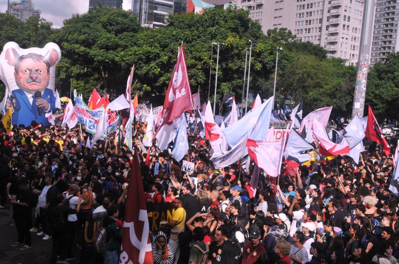 Manifestação vitoriosa contra Tarcísio reuniu milhares; governo mandou PM bloquear a marcha, mas depois recebeu estudantes