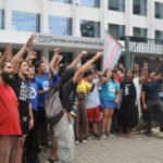Depois de negativa de diálogo por parte do reitor, estudantes ocupam Reitoria para pedir retomada da negociação das pautas da greve; Polícia Militar permanece no interior do prédio