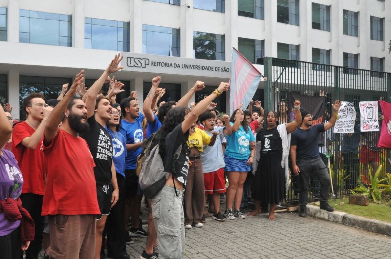 Depois de negativa de diálogo por parte do reitor, estudantes ocupam Reitoria para pedir retomada da negociação das pautas da greve; Polícia Militar permanece no interior do prédio