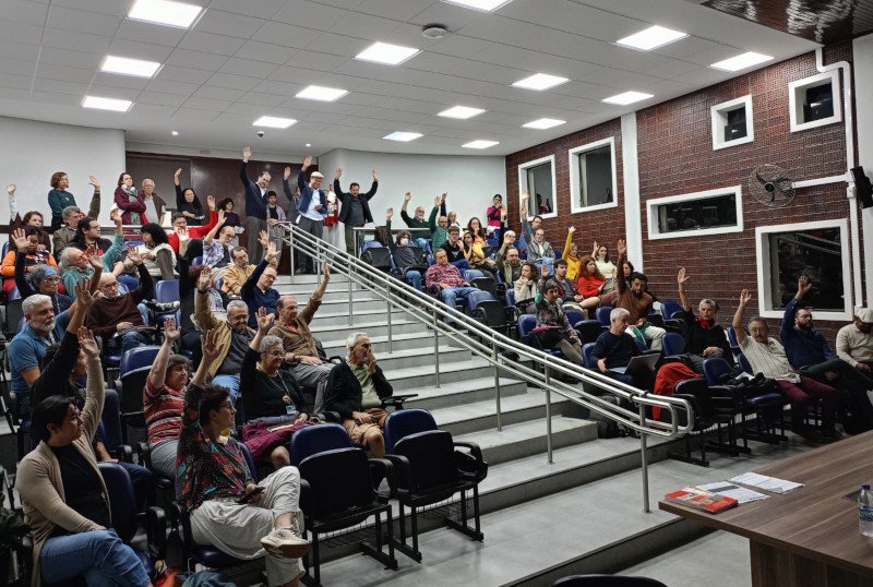 Assembleia Geral da Adusp aprova greve por reajuste salarial de 7,39% e reabertura já de negociações efetivas da Reitoria com estudantes