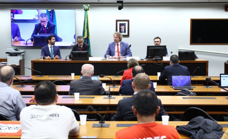 Em audiência na Câmara dos Deputados, Andes-SN repudia expansão da EaD; resolução do CNE estipula mínimo de 50% de aulas presenciais nas licenciaturas