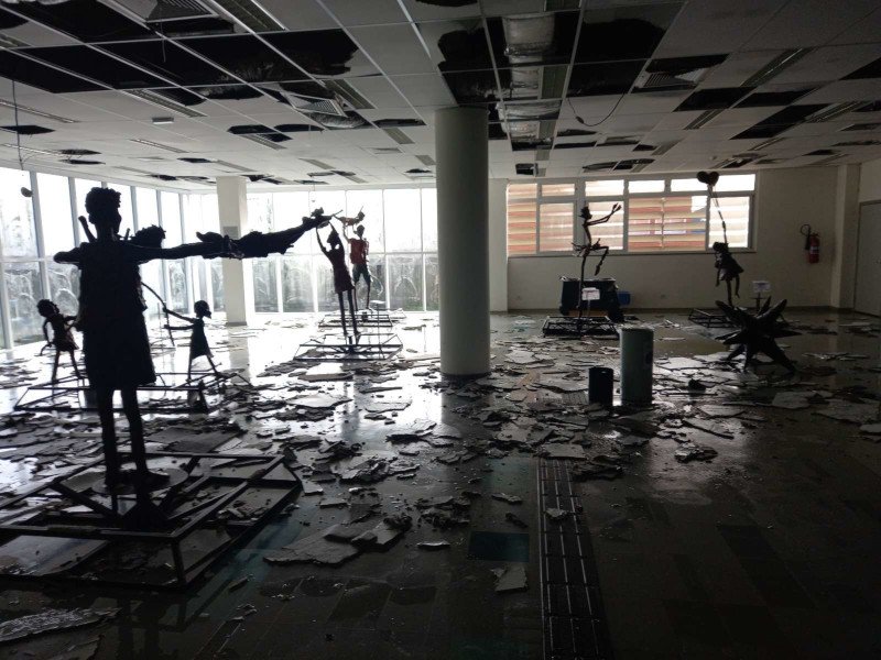 Na segunda, 28, comunidade da Faculdade de Educação realiza ato público em defesa de sua Biblioteca; teto cedeu em maio e chuvas podem destruir o acervo, mas Reitoria retarda obras