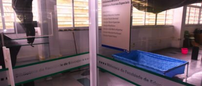 No lugar dos livros, piscinas plásticas e baldes: desde maio, a Biblioteca da Faculdade de Educação vive uma rotina de emergências, sem solução rápida da Reitoria para restaurar o telhado do prédio