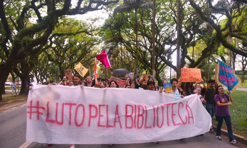 Reforma total do prédio da FE-USP, que levaria anos, é uma das alternativas apresentadas pela Reitoria em reunião com representantes da faculdade após ato que cobrou providências da gestão