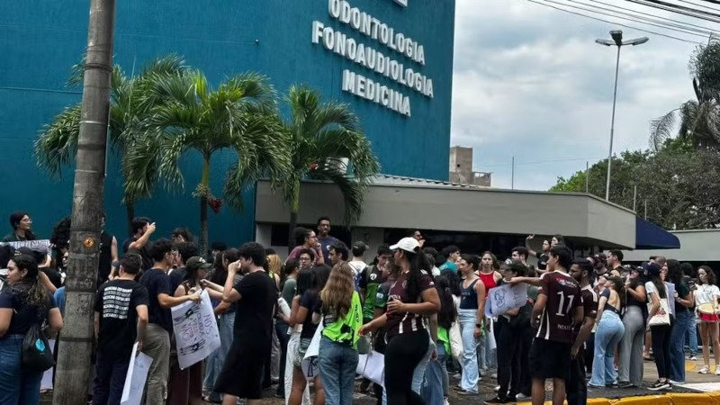 Greve estudantil na Faculdade de Medicina de Bauru expõe precariedade das condições de ensino; as aulas do curso ainda acontecem na FOB e número de funcionários e docentes é insuficiente