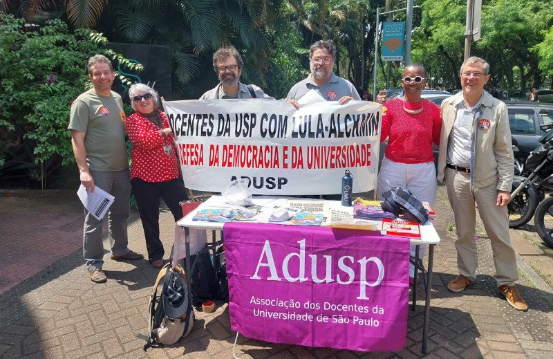 Docentes da USP engajam-se na campanha pela reeleição do presidente Lula; nesta quinta, 22, haverá panfletagem no metrô Butantã