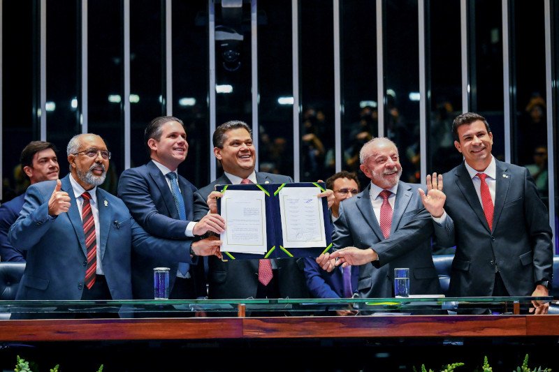 Congresso promulga EC 140, que reintroduz a integralidade e a paridade na aposentadoria para agentes de saúde e saneamento